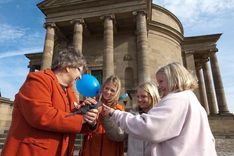 Teilnehmerinnen einer Feier in der Grabkapelle auf dem Württemberg