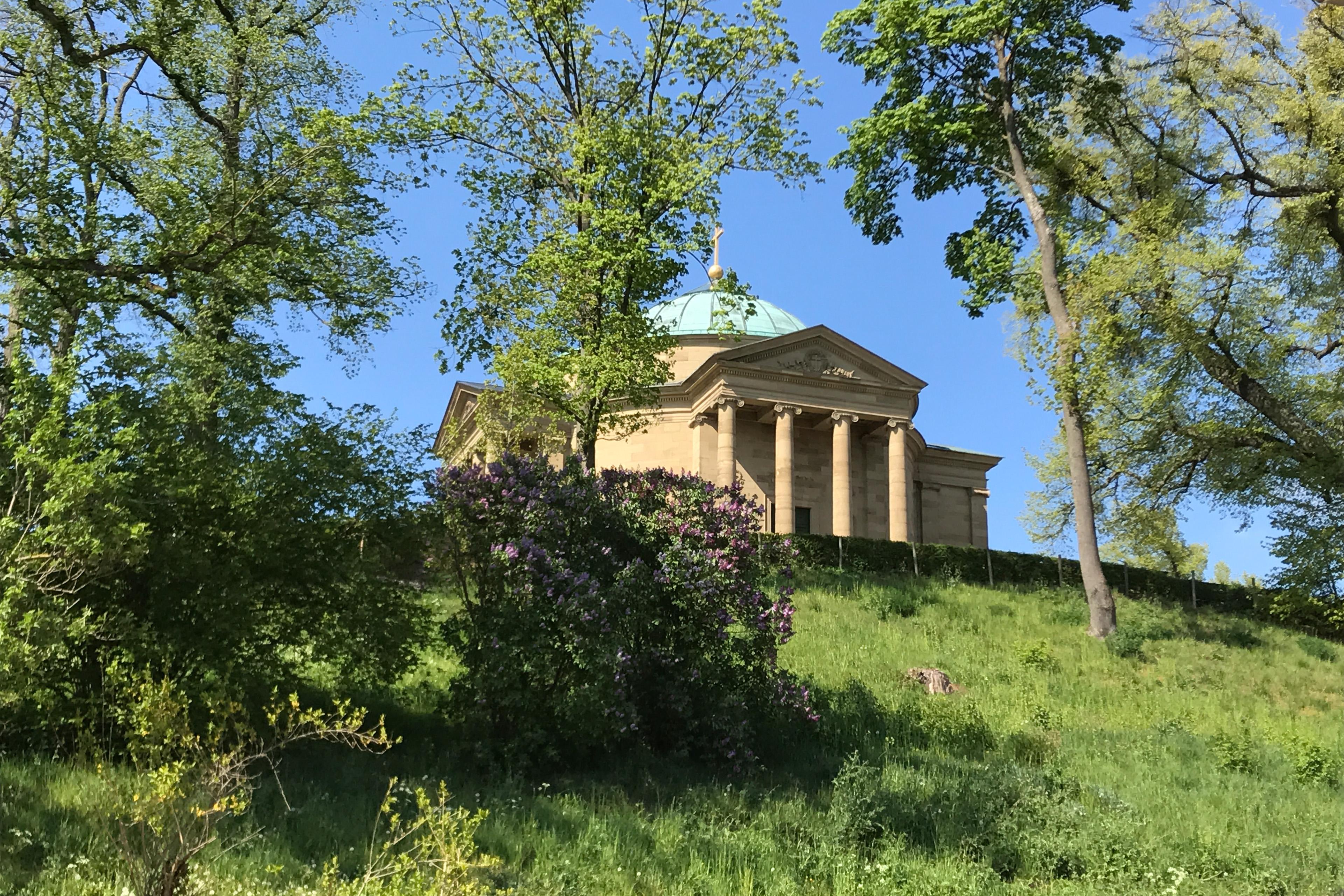 Frontansicht der Grabkapelle mit Treppenaufgang