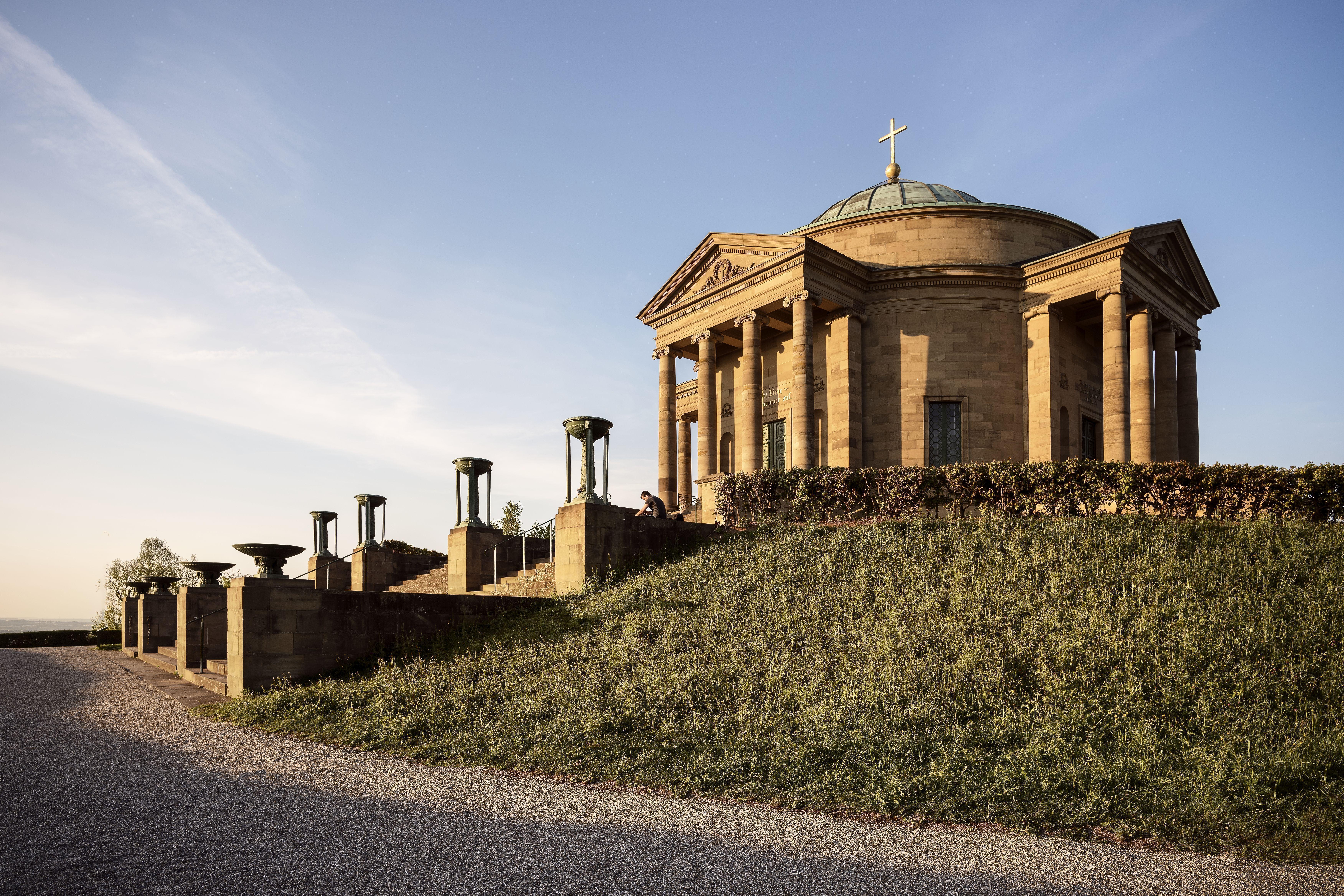 Außenansicht der Grabkapelle auf dem Württemberg mit Treppenaufgang