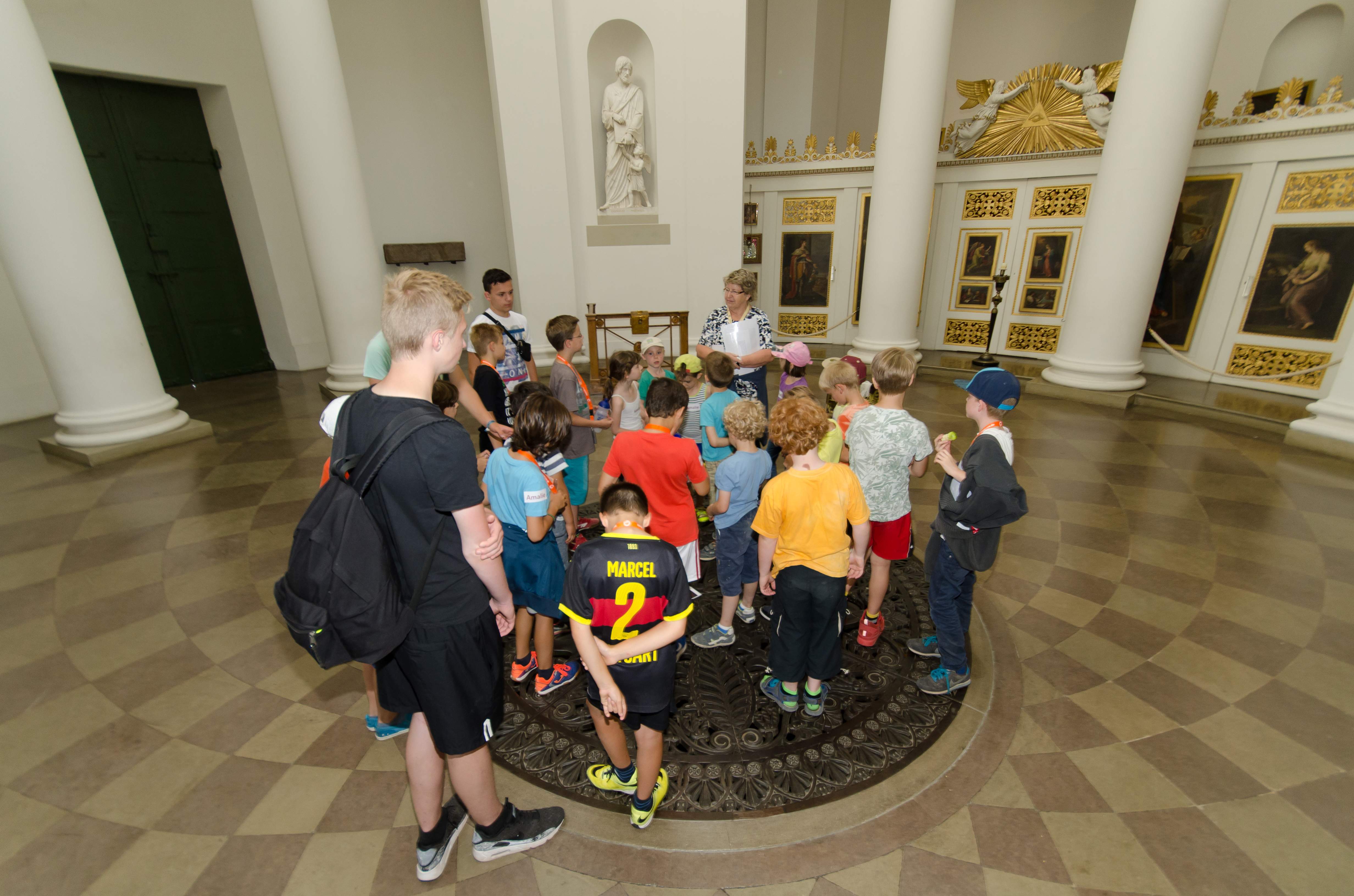 Besucher in der Grabkapelle