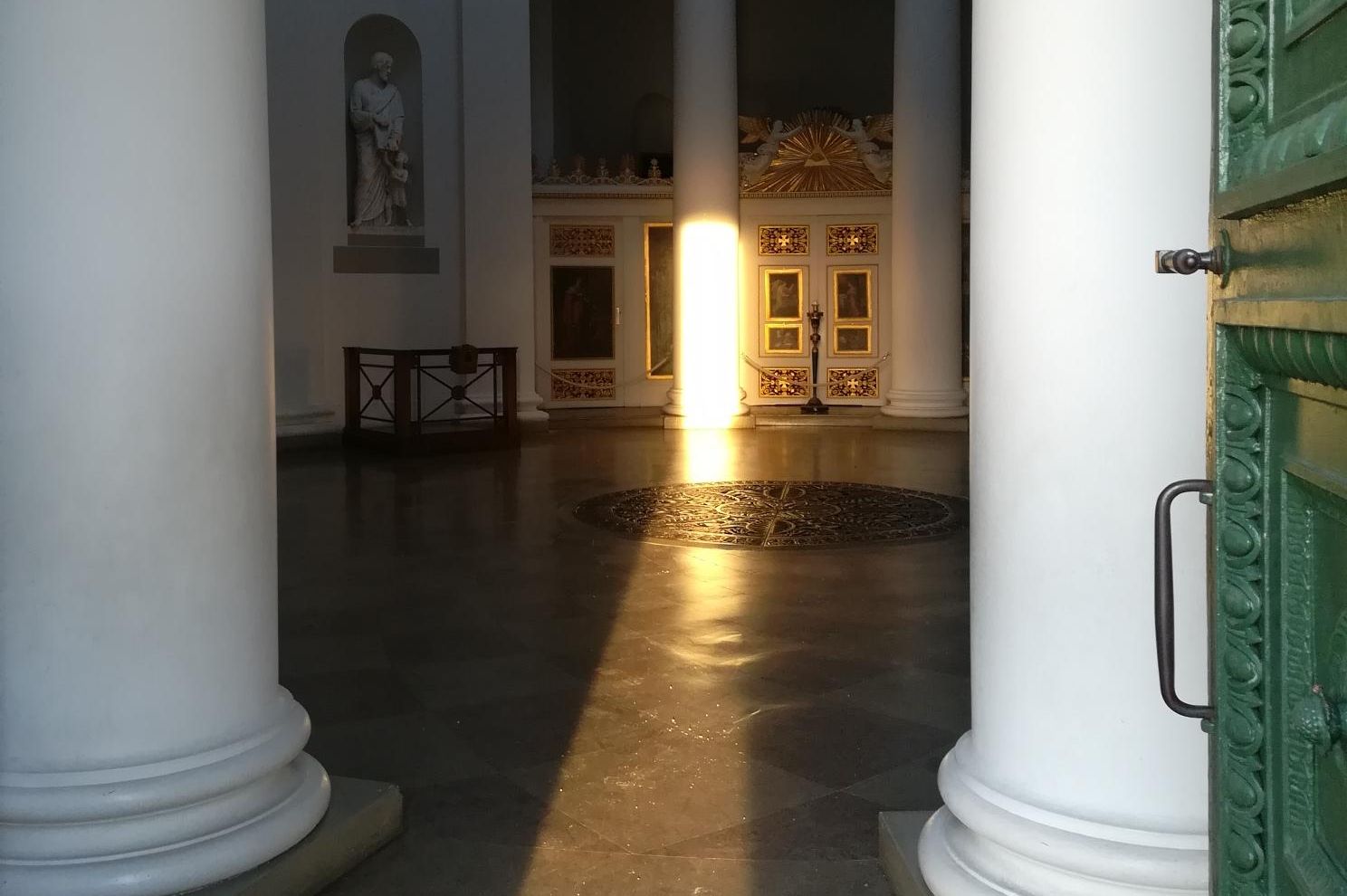 Grabkapelle auf dem Württemberg, Innenansicht, Blick ins Innere