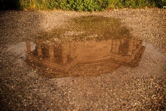 Grabkapelle auf dem Württemberg, Außenansicht, Spiegelung in einer Pfütze