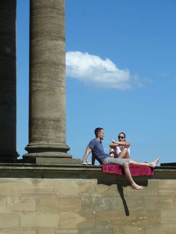 Grabkapelle auf dem Württemberg, Besucher vor der Grabkapelle