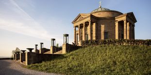 Außenansicht der Grabkapelle auf dem Württemberg mit Treppenaufgang