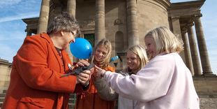 Teilnehmerinnen einer Feier in der Grabkapelle auf dem Württemberg