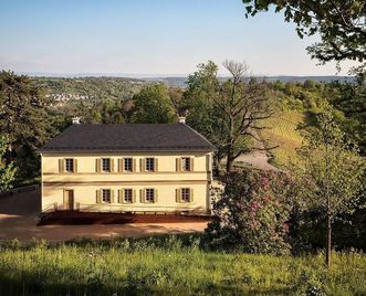 Grabkapelle auf dem Württemberg, Priesterhaus