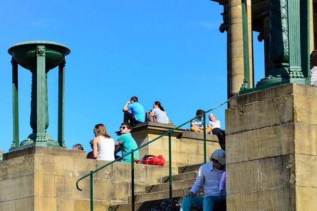 Grabkapelle auf dem Württemberg, Besucher vor der Grabkapelle