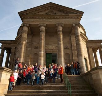 Schulklasse vor der Grabkapelle