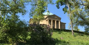 Frontansicht der Grabkapelle mit Treppenaufgang