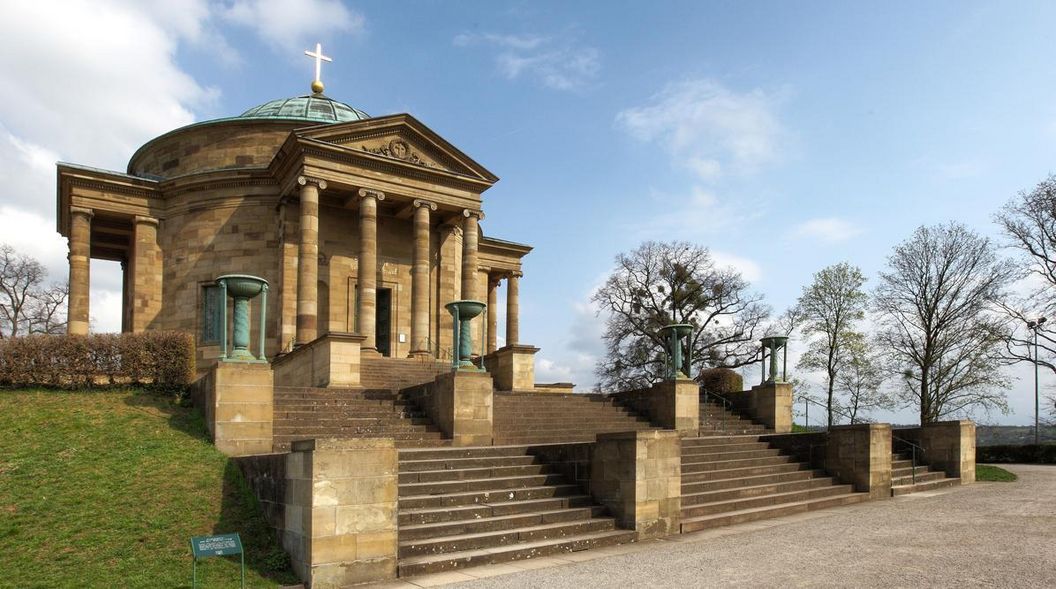 Seitliche Außenansicht der Grabkapelle  auf dem Württemberg